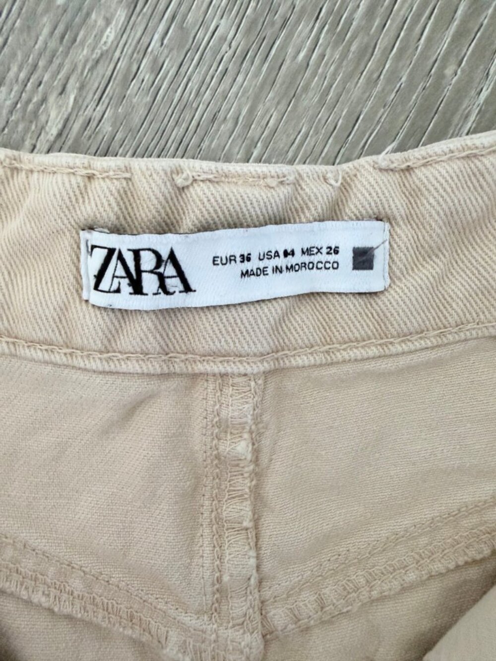 ZARA High Rise Frayed Hem Denim Shorts Womens Size 4 Beige Raw Hem - Picture 4 of 6